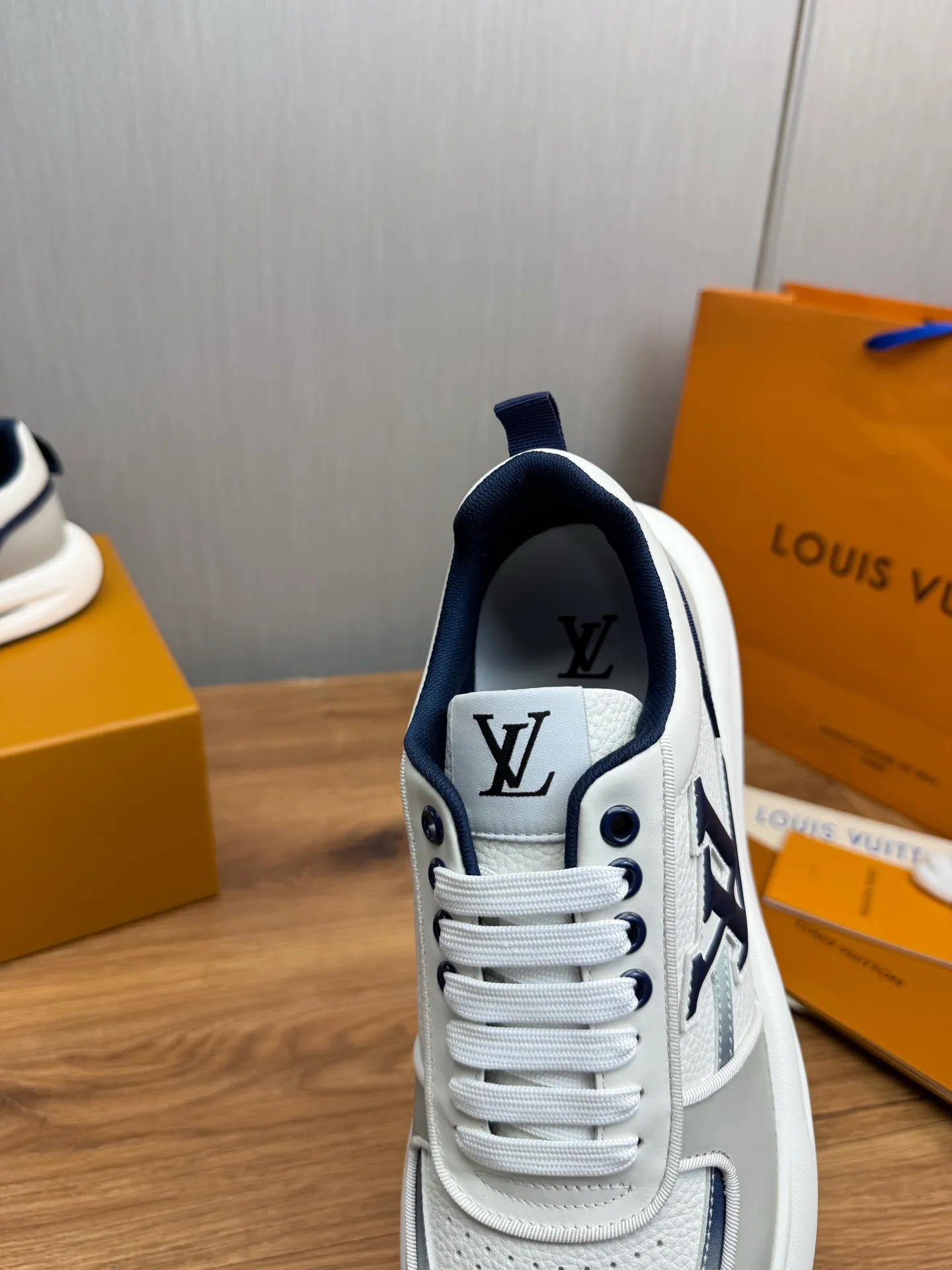 Men's shoes 💰820💰 Lv. Top purchasing agent 🇮🇹 Louis Vuitton, sports shoes counter synchronization, uppers imported from Italy, high-quality splicing and complex handicrafts, imported mesh pads are soft and comfortable, soles: original factory special soles, TPU exclusive movable molded soles super comfortable, original factory single goods, 🔍🔍high quality, you can enter and exit the counter at will, welcome to compare, code number 38-44 (Customized 38.45)